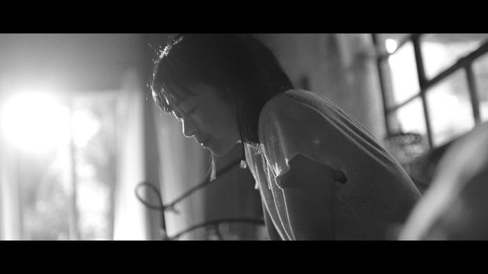 宇多田ヒカル出演「花束を君に」ミュージックビデオより