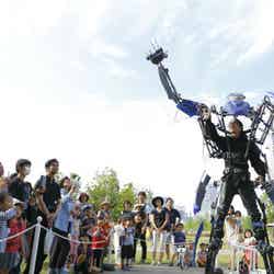 世界初の搭乗型のロボット「スケルトニクス」/画像提供:クオル