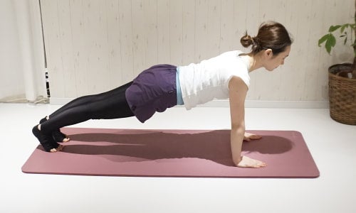 (1)の状態から片足ずつ後方へ足を伸ばしていきましょう