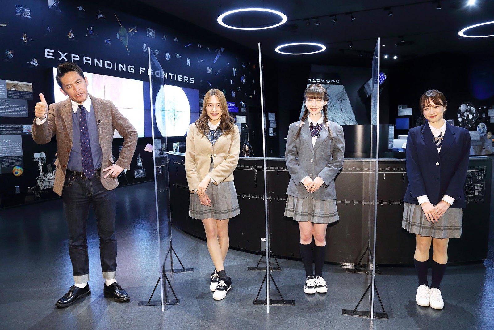（左から）岡田圭右（ますだおかだ）、入山杏奈（AKB48）、荻野由佳（NGT48）、森香澄アナウンサー（C）テレビ東京