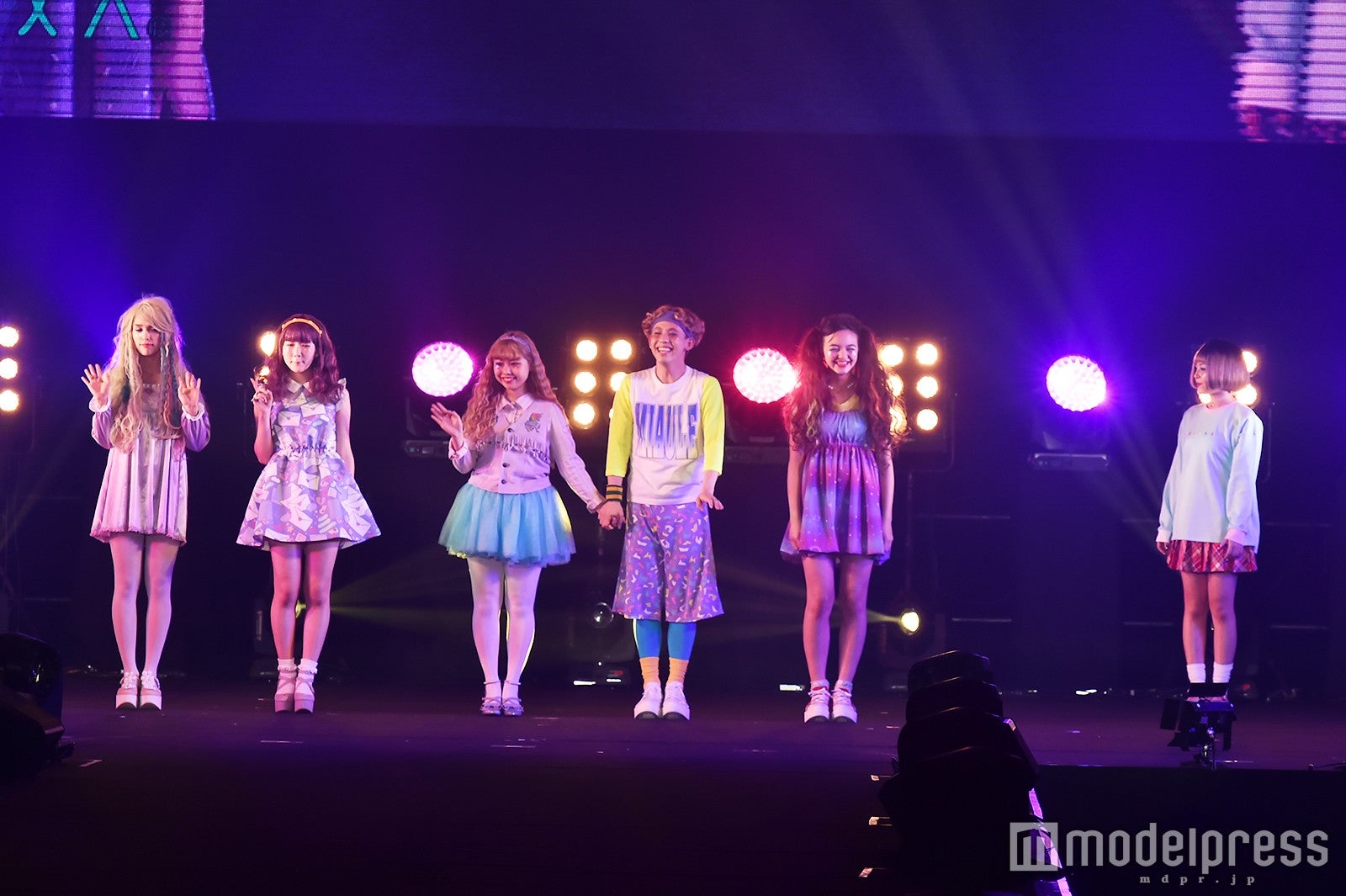 モーガン茉愛羅、越智ゆらの、ぺこ、りゅうちぇる、藤田エミリ、土屋怜菜（C）モデルプレス