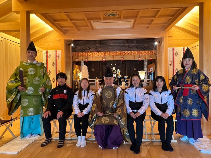 (左から)権禰宜、田中世蓮※男子日本代表、永井葉月、宮司、及川栞、狐塚美樹、禰宜(提供写真)