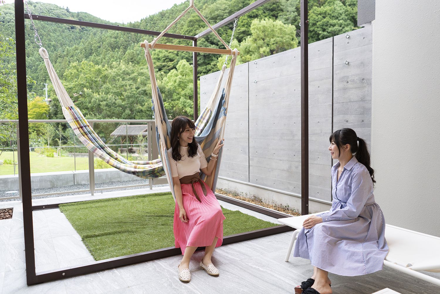 アウトドアリビングのハンモック／画像提供：一般財団法人休暇村協会