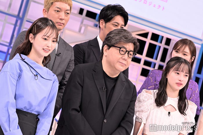 (上段左から)嶋佐和也、屋敷裕政、高山一実(下段左から)飯沼愛、秋元康氏、大和奈央(C)モデルプレス