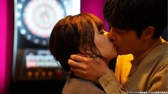 彼の浮気現場を目撃した彼女 男友達を呼び出しキスを モデルプレス