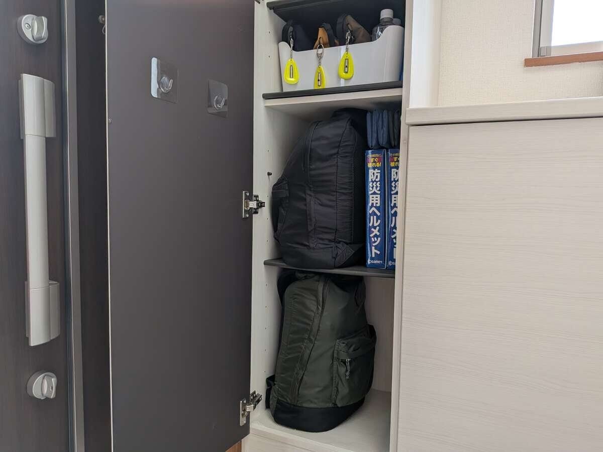 玄関収納棚に防災リュックと防災ヘルメット 玄関収納棚に防災リュックと防災ヘルメット