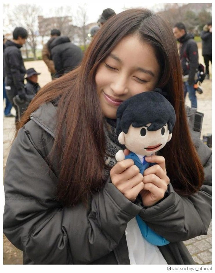 土屋太鳳、夫役・田中圭の人形抱きしめ“イメトレ”「幸せそう」「人形になりたい」と反響