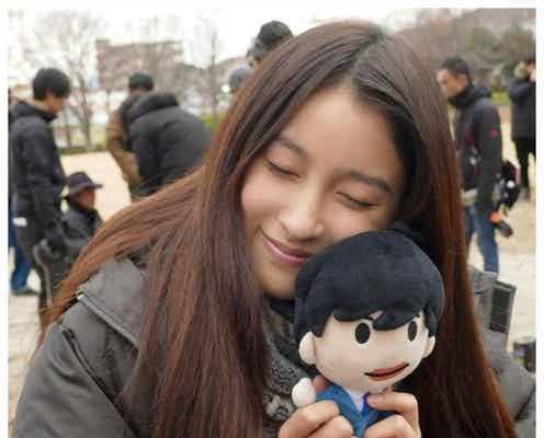 土屋太鳳、夫役・田中圭の人形抱きしめ“イメトレ”「幸せそう」「人形になりたい」と反響