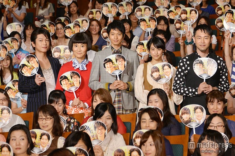 （左から）及川光博、片桐はいり、向井理、山本美月、西田征史監督