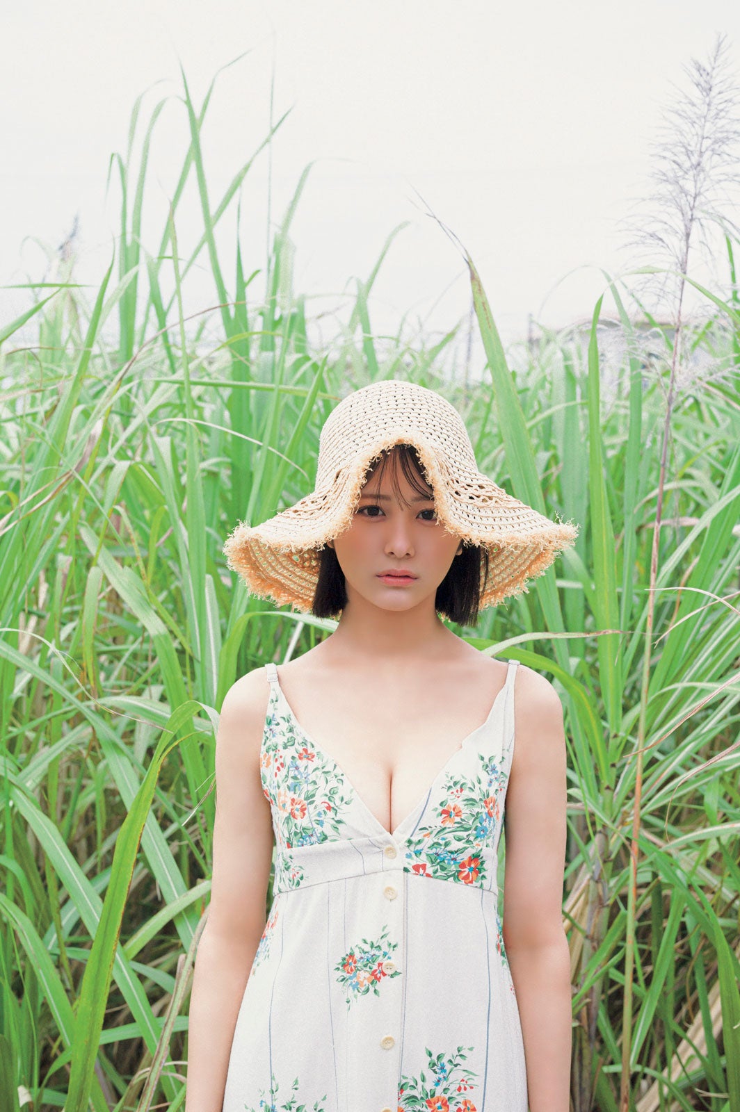 ≠ME尾木波菜、美肌輝くキャミワンピ姿 1st写真集重版決定【おぎはな