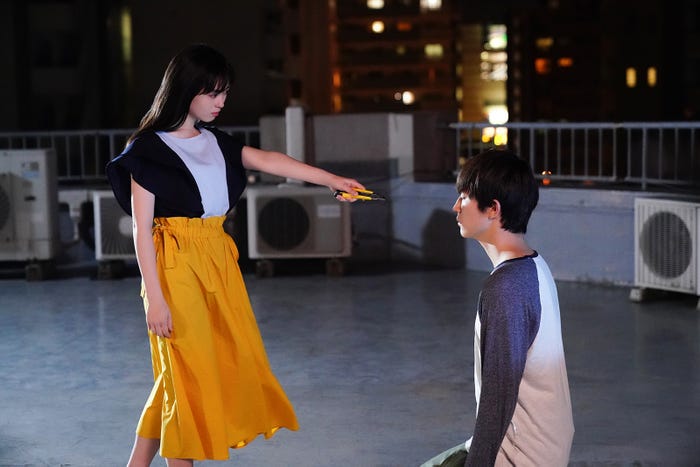 福原遥、杉野遥亮(C)2019「羊とオオカミの恋と殺人」製作委員会(C)裸村/講談社