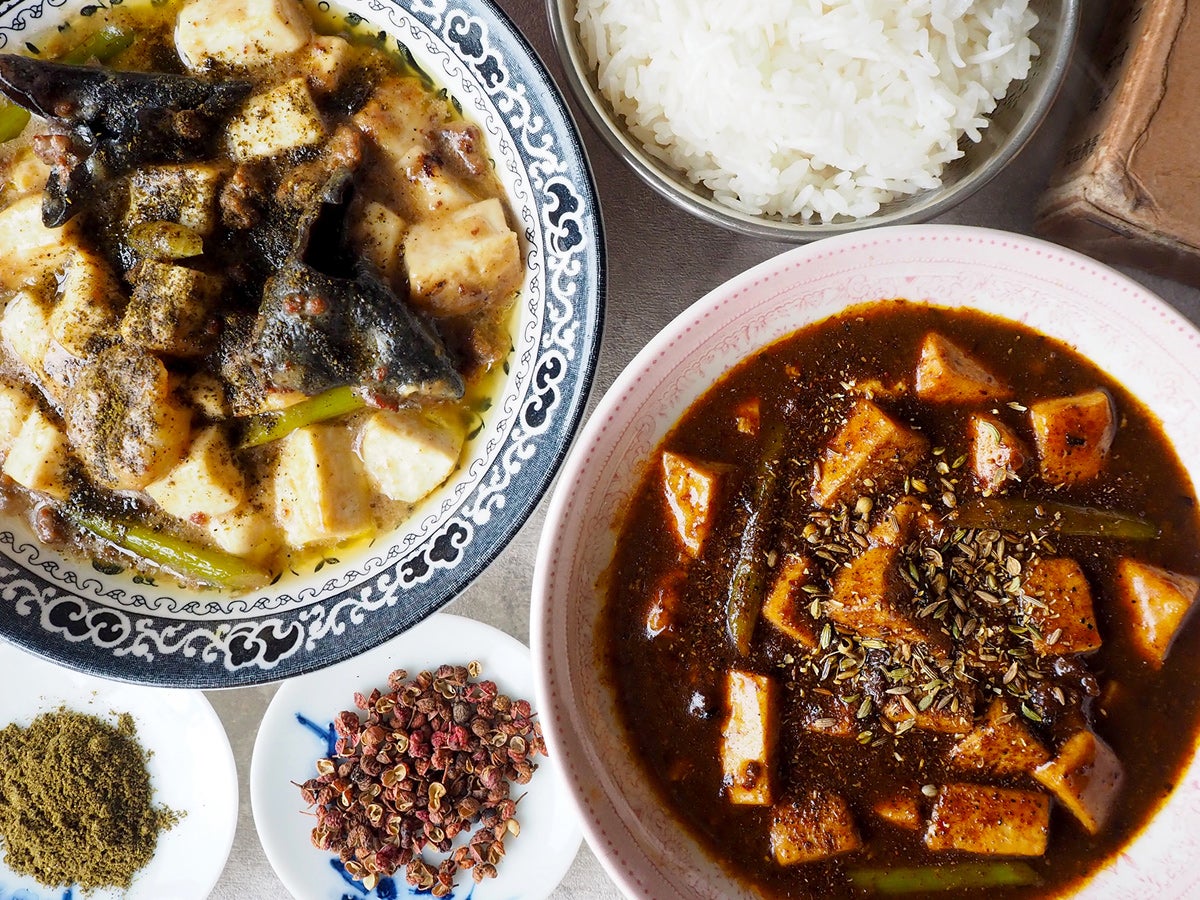 スパイス麻婆豆腐 赤（単品）800円、スパイス麻婆豆腐 白 （単品）800円、スパイス麻婆豆腐2種あいがけ（ライス付き）1900円／提供画像