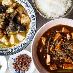 スパイス麻婆豆腐 赤(単品)800円、スパイス麻婆豆腐 白 (単品)800円、スパイス麻婆豆腐2種あいがけ(ライス付き)1900円/提供画像