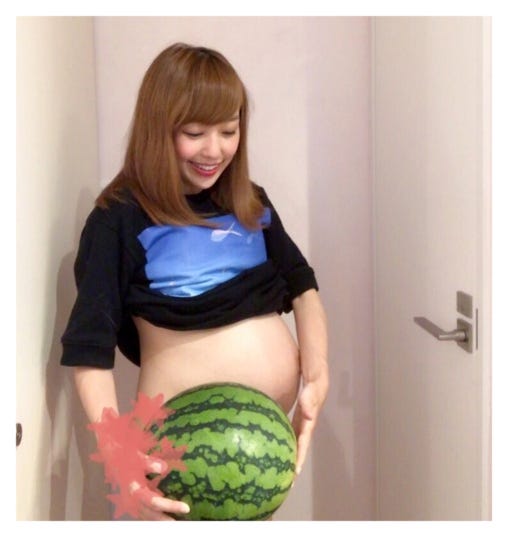 妊娠10ヶ月のお腹を公開した川崎希／アレクサンダーオフィシャルブログ（Ameba）より