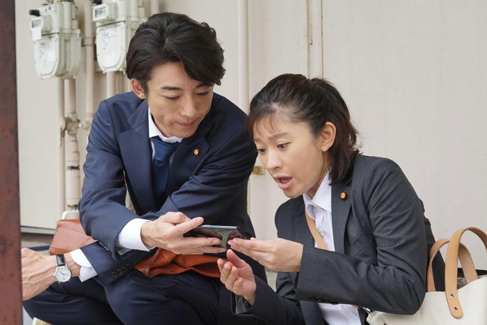 高橋一生、篠原涼子/「民衆の敵」第3話より(C)フジテレビ