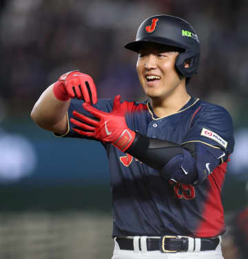 1人だけ「お茶を頭からかぶる」まさかの行動を見せたメジャーリーガー「後ろに捨てました笑」なぜ？「よく分からないです笑」岡本ワールド全開