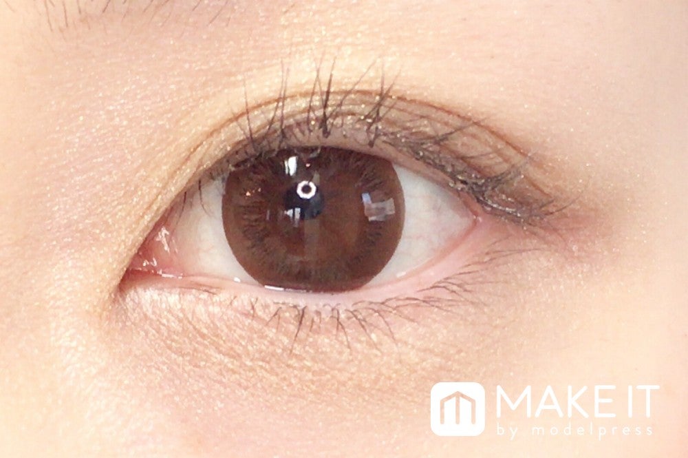 ルナソル／スパークリングアイズ／01 Gold Sparkling 使用 (C)メイクイット