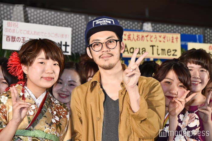 西野亮廣と笑顔を見せる新成人 (C)モデルプレス