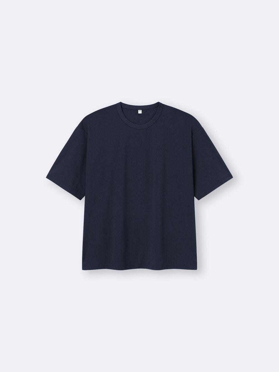 紺色のクルーネック半袖Tシャツを平置きした様子