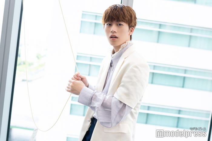 ブラインドの紐が好きな木全さん(C)モデルプレス