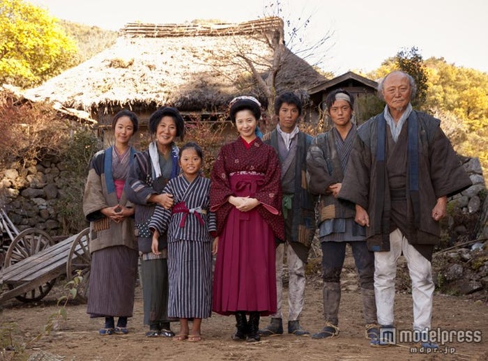 (左から)黒木華、室井滋、山田望叶、吉高由里子、賀来賢人、窪田正孝、石橋蓮司 (c)NHK