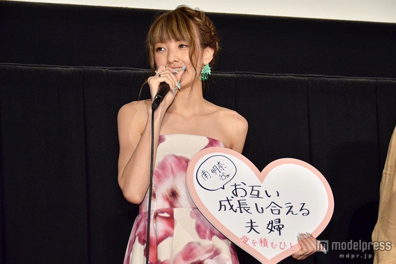 理想の夫婦像を語る南明奈