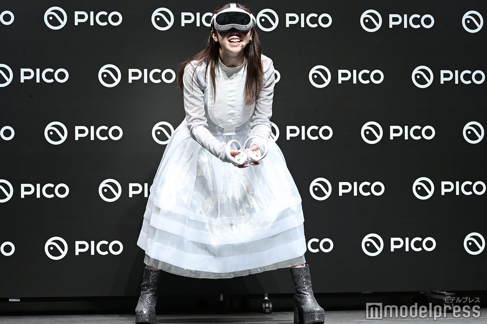 バレーボールのゲームに挑戦する峯岸みなみ （C）モデルプレス