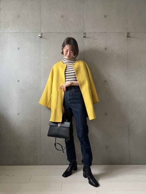 ユニクロのエクストラファインメリノリブタートルネックセーターのボーダーとノーカラーコートを合わせた着こなし