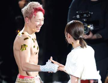 「2人とも本当に良い顔してる」熱い抱擁話題の武尊、川口葵夫妻、試合後の2ショットに反響「痺れた」「最高で最強の旦那さま」