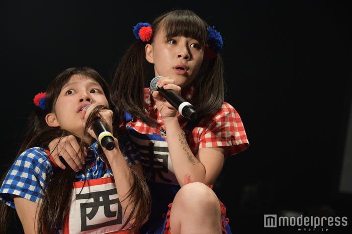 生ハムと焼うどん(左から)西井万理那、東理紗/(C)モデルプレス