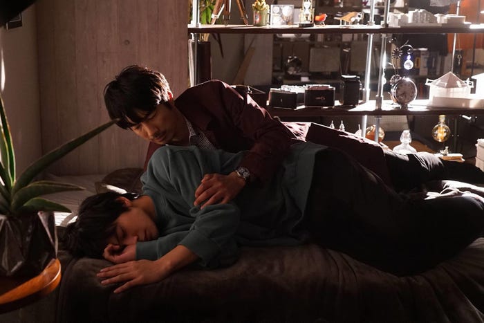 北村匠海、眞島秀和/「隣の家族は青く見える」第4話より(C)フジテレビ