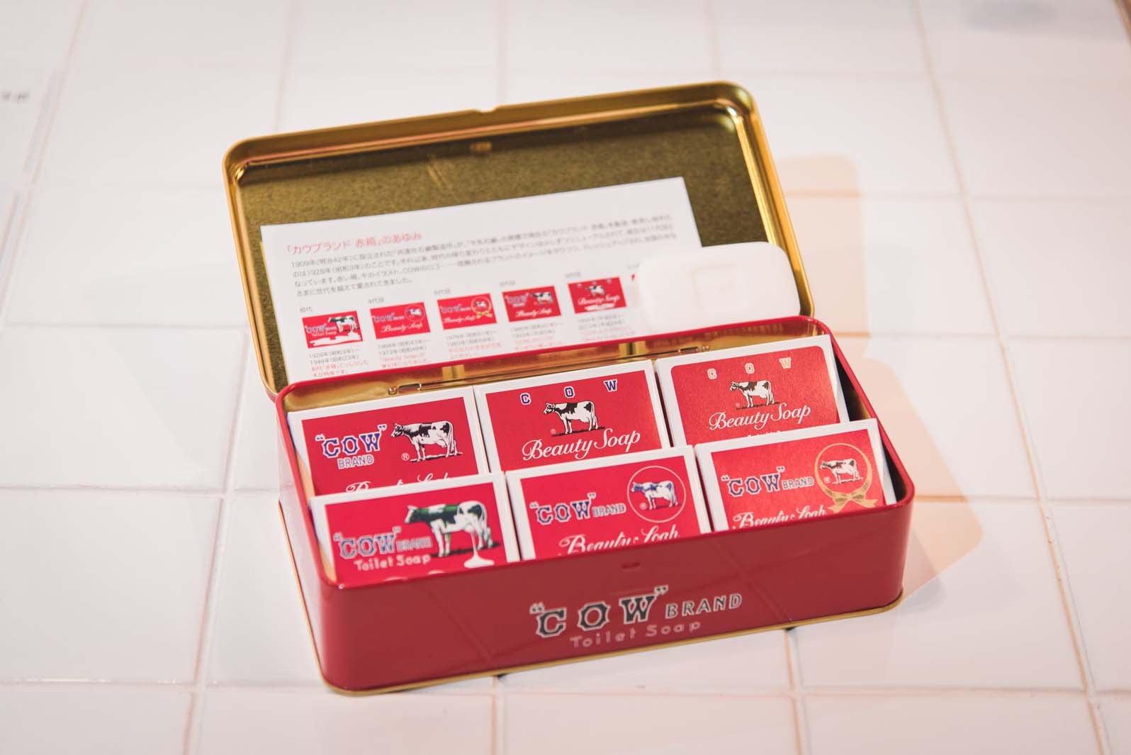 90年前のパッケージなど歴代パッケージ6種が入った歴代パッケージ缶