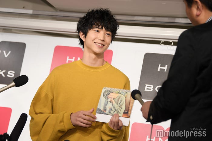 鈴木、お気に入りの写真を説明 (C)モデルプレス