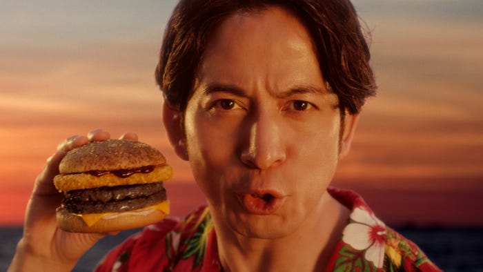 岡田准一/新テレビCM「夜もアツイぜ!ハワイアンバーガーズ篇」(提供写真)