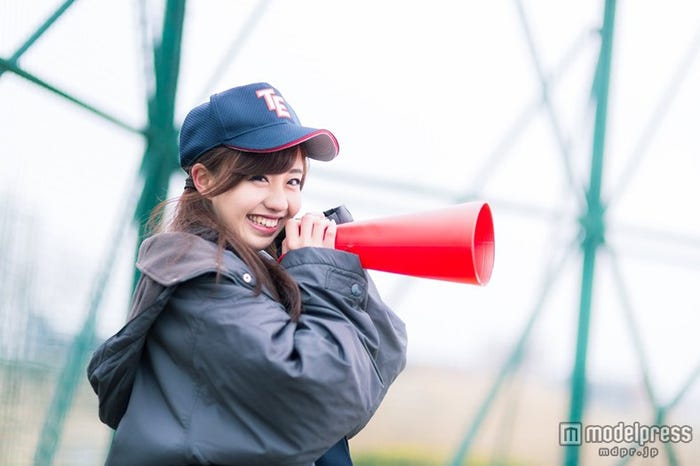 「笑顔で僕を励ましてくれる女子マネージャー」写真素材ぱくたそ/モデル 河村友歌