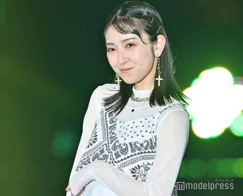 日向坂46金村美玖、美脚覗くスリットスカートでクールランウェイ<GirlsAward 2022 S/S>