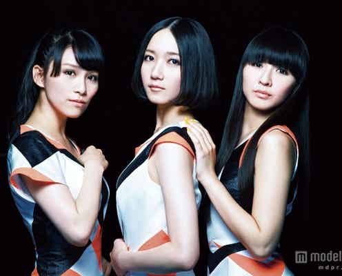 <紅白本番>Perfume、白のミニドレスで美脚アピール!光り輝くステージを披露