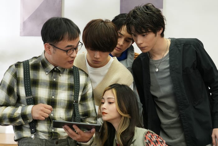 (左から時計回りに)BOB、佐野勇斗、堀野内智、青木瞭、南彩加/「真犯人フラグ 真相編」第12話より(C)日本テレビ