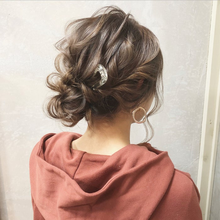 簡単シニヨンアレンジ集 ヘアアレンジが苦手な人に試してほしい モデルプレス 簡単シニヨンアレンジ集 ヘアアレンジが苦手な人に試してほしい モデルプレス