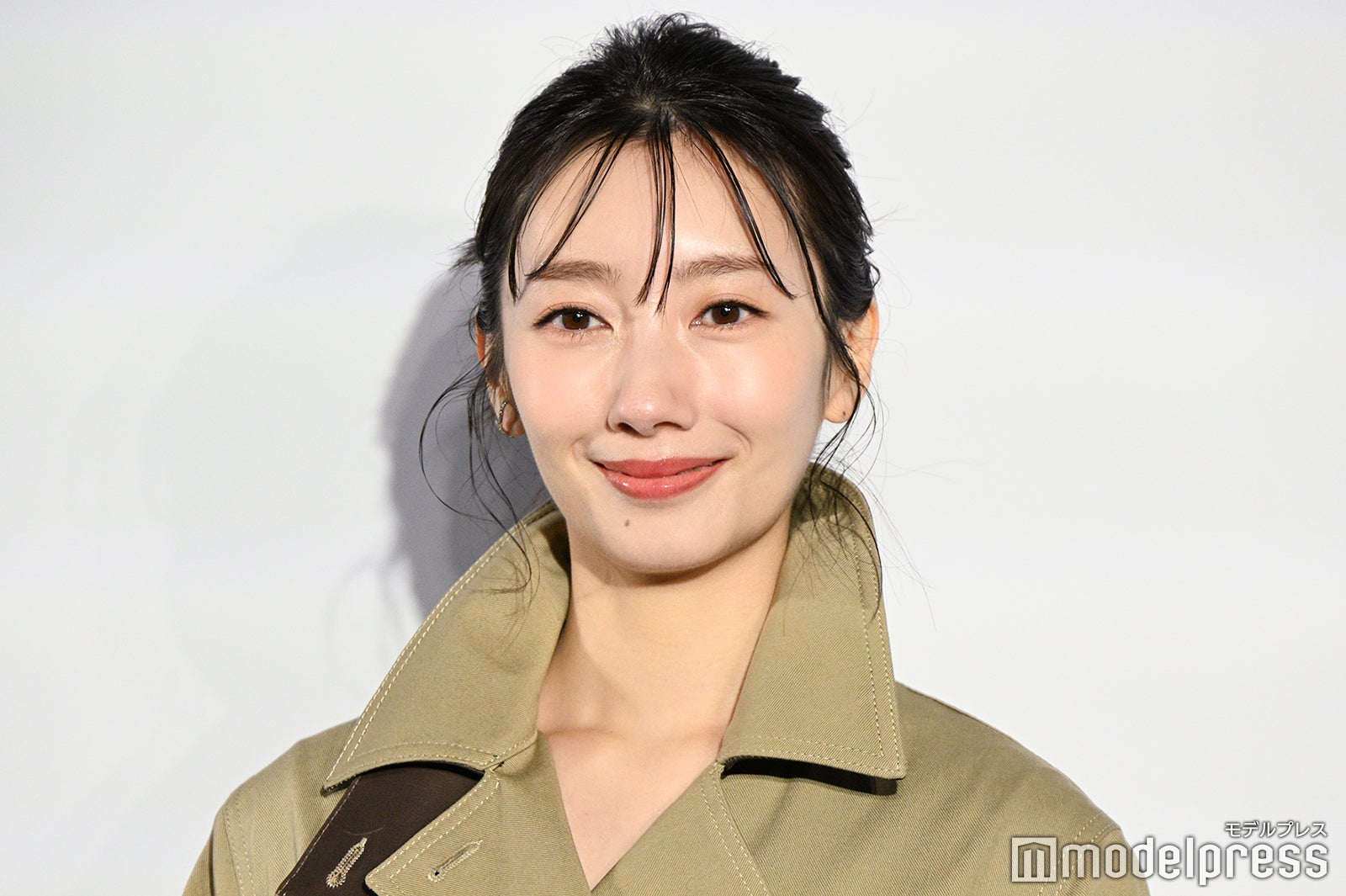 波瑠、トレンチコート×アップヘアでシックな装い バレンタインには“自分用”チョコを用意【ディオール バンブーパビリオン】