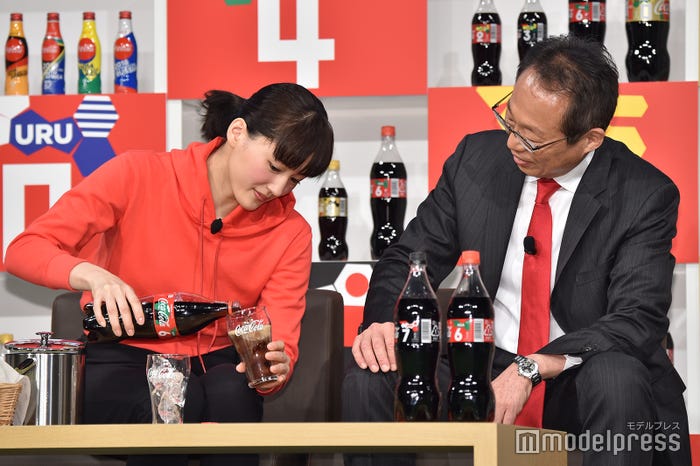 綾瀬はるか、岡田武史氏(C)モデルプレス