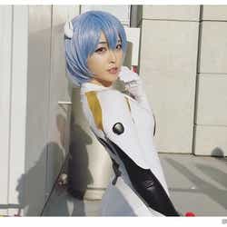モデルプレス - 忍野さら、セクシーな綾波レイコスプレでCOUNTDOWN JAPANに行ってしまう コミケ会場と間違え“反省”