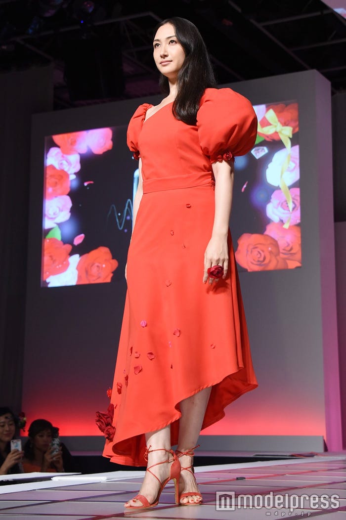香椎由宇、華麗なウォーキングを披露 (C)モデルプレス