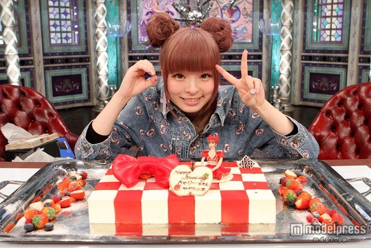 きゃりー、自身が乗った巨大ケーキに大喜び