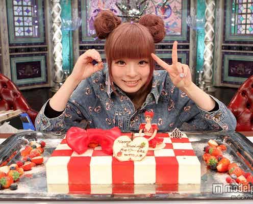 きゃりー、自身が乗った巨大ケーキに大喜び