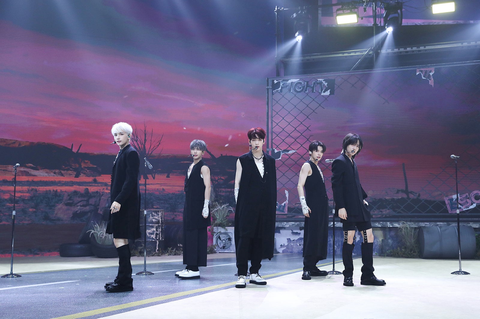 TOMORROW X TOGETHER「LO$ER=LOVER」パフォーマンス（P）＆（C） BIGHIT MUSIC