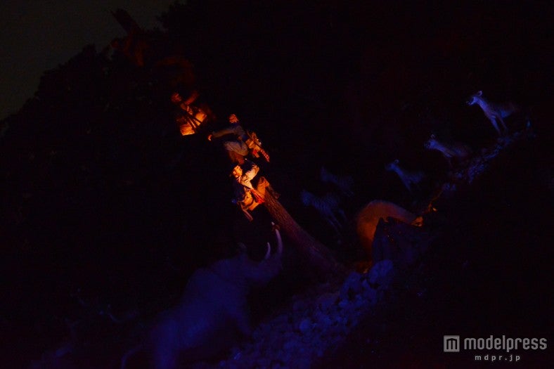 月光に照らされる探検隊／「ジャングルクルーズ：ワイルドライフ・エクスペディション」