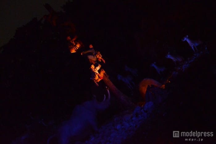 月光に照らされる探検隊/「ジャングルクルーズ:ワイルドライフ・エクスペディション」