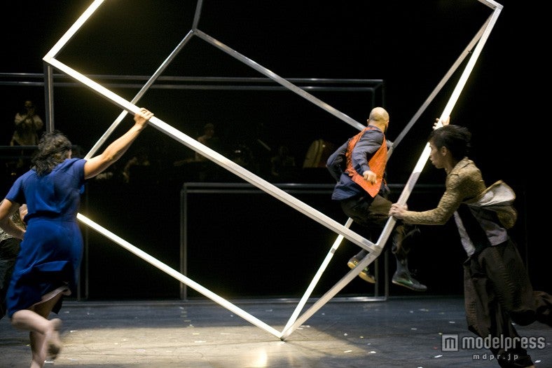 現代イギリスを代表する彫刻家アントニー・ゴームリーが手がけた巨大フレーム（C）Koen Broos