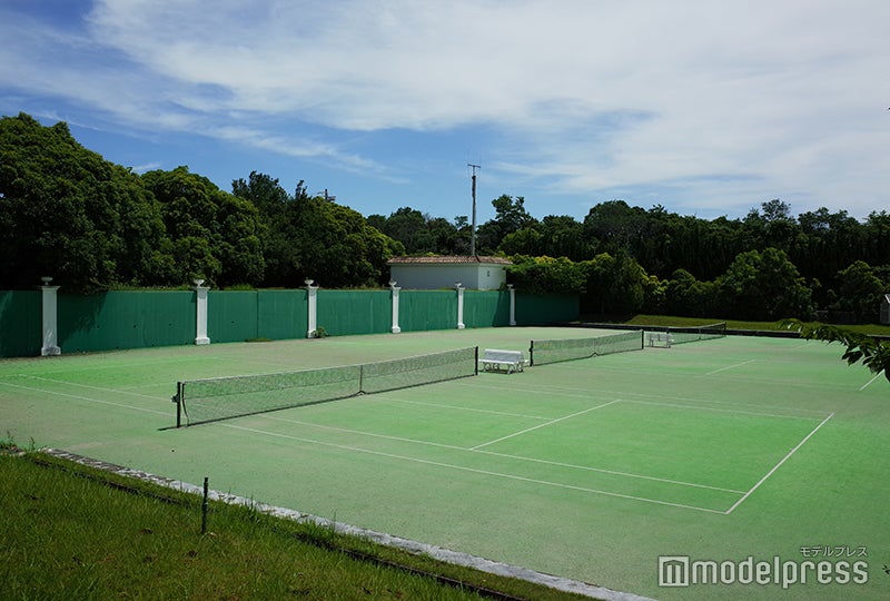 テニスコートは一人2,000円で利用可能※ラケット類付き（C）モデルプレス